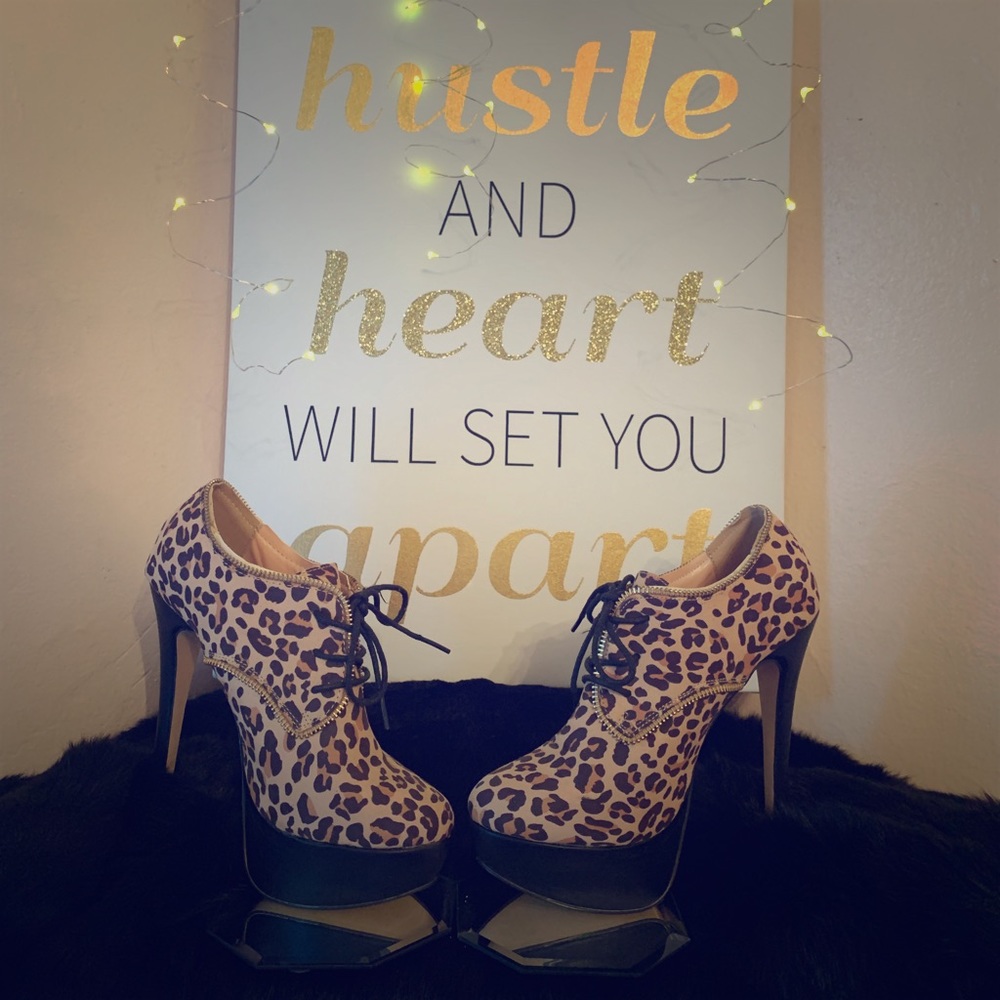 Shoe Dazzle Leopard Print Platform Bootie 7.5